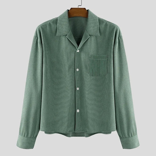 Sobrecamisa verde de pana de Alma Cruz con cuello abierto, bolsillo en el pecho y botones frontales.