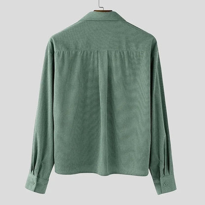 Sobrecamisa verde de pana de Alma Cruz con textura acanalada vertical y cuello abierto. Prenda ligera y transpirable.