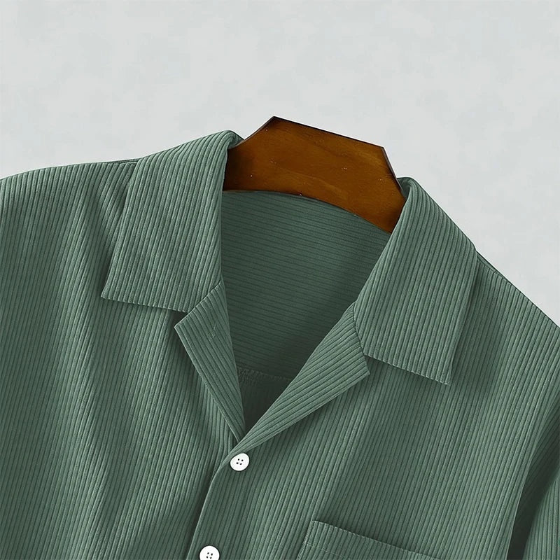 Sobrecamisa verde de pana de Alma Cruz con cuello abierto y botones blancos, textura acanalada.