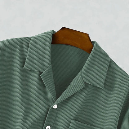 Sobrecamisa verde de pana de Alma Cruz con cuello abierto y botones blancos, textura acanalada.