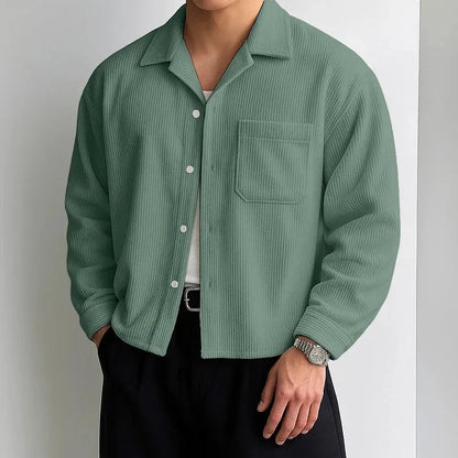 Sobrecamisa verde de pana con textura acanalada, cuello abierto y bolsillo en el pecho de Alma Cruz.