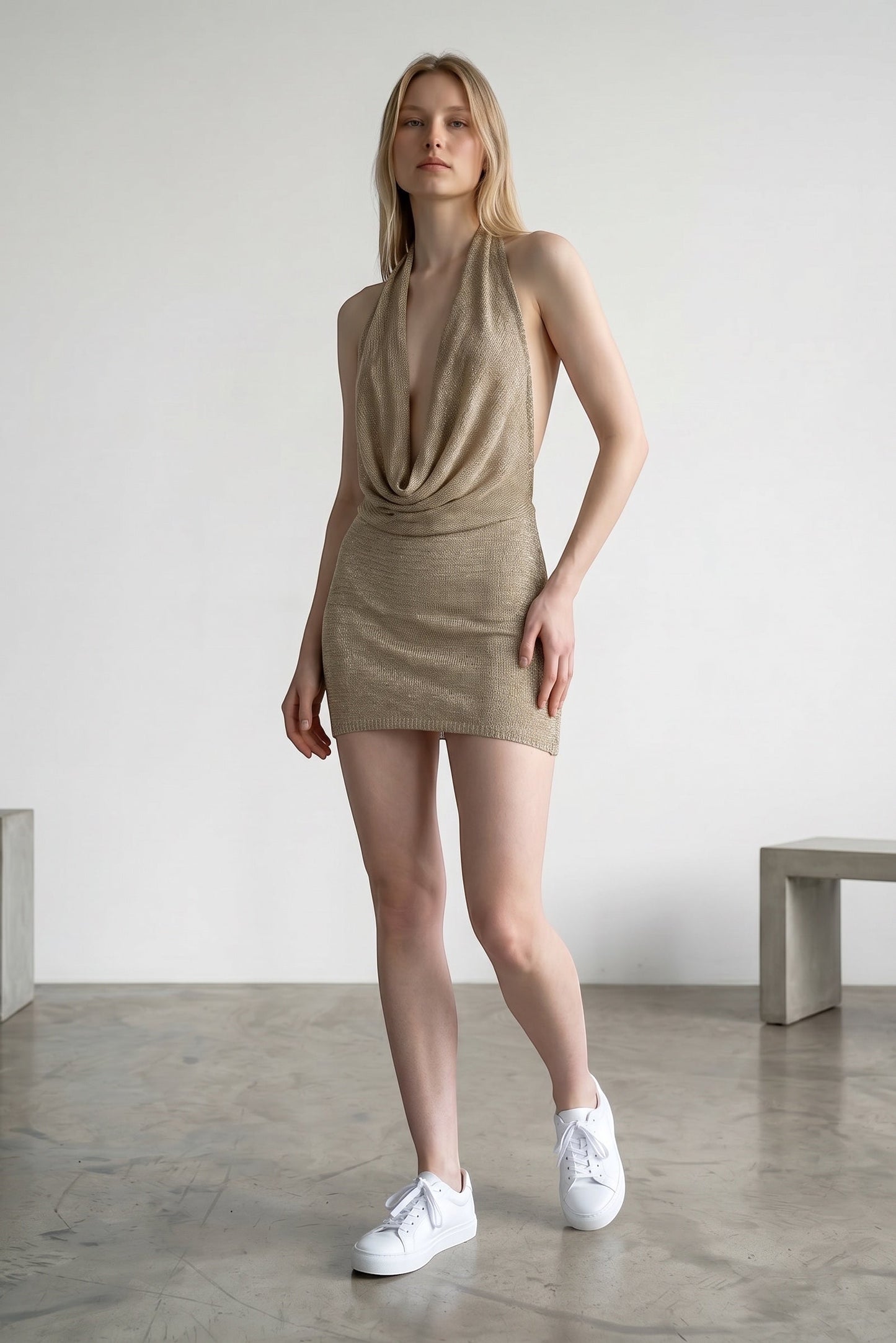 Alma Cruz vestido corto dorado con escote profundo en V y espalda descubierta, de poliéster.