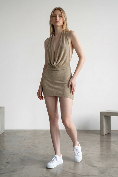 Alma Cruz vestido corto dorado con escote profundo en V y espalda descubierta, de poliéster.