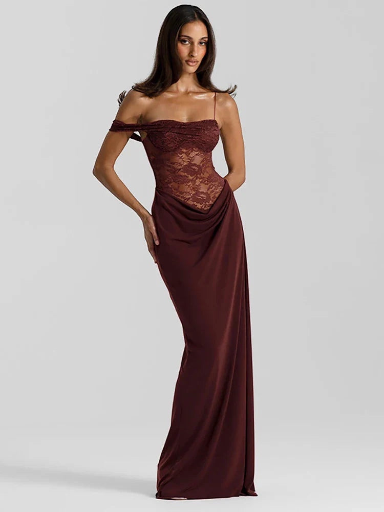 Vestido largo de encaje burdeos de Alma Cruz con corpiño drapeado y hombros caídos. Elegante y sofisticado.