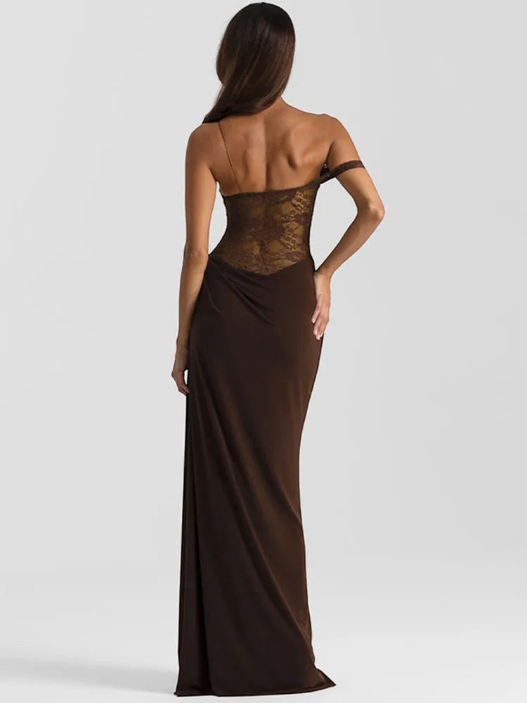 Vestido largo marrón de encaje Alma Cruz con corpiño drapeado y hombros caídos. Elegante y sofisticado.