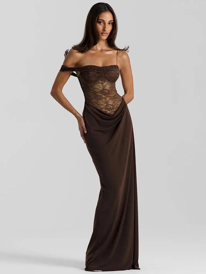Vestido largo marrón de encaje con corpiño drapeado y tirantes finos de Alma Cruz. Elegante y sofisticado.