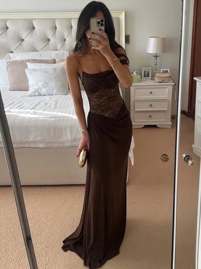 Vestido largo marrón de encaje con corpiño drapeado y tirantes finos de Alma Cruz. Elegante y sofisticado.