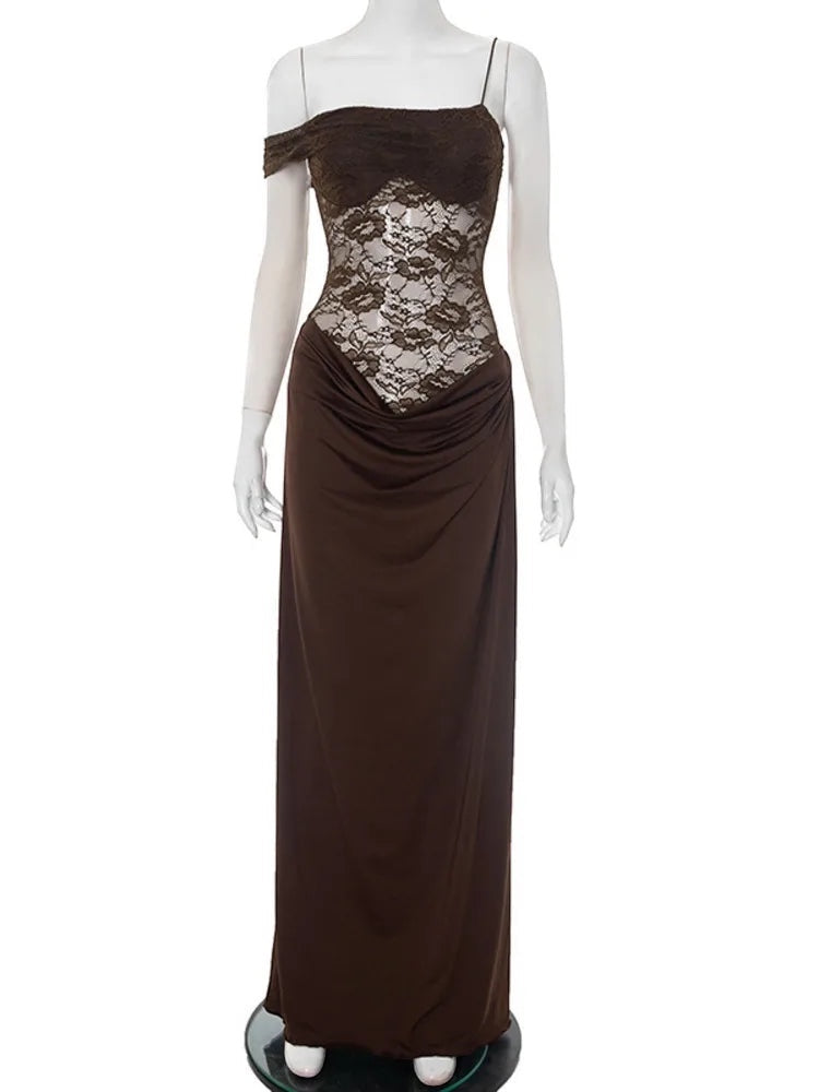 Vestido largo marrón de encaje con corpiño drapeado y hombros caídos de Alma Cruz. Elegante y sofisticado.