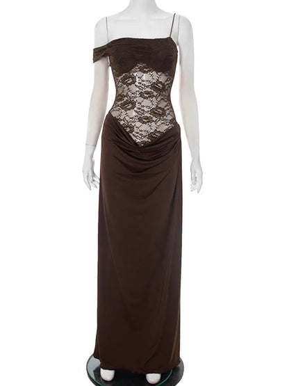 Vestido largo marrón de encaje con corpiño drapeado y hombros caídos de Alma Cruz. Elegante y sofisticado.