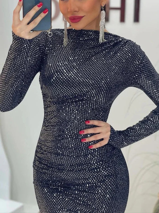 Vestido largo negro de lentejuelas Hilda de Alma Cruz con cuello alto y manga larga. Ajustado al cuerpo.