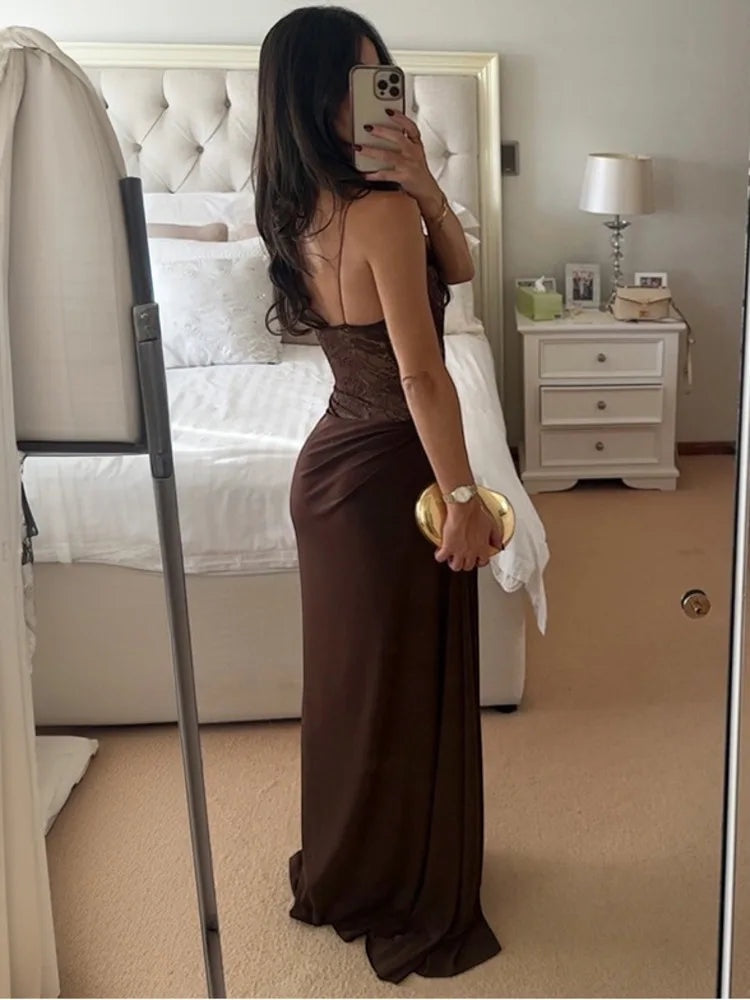 Vestido largo marrón de encaje con corpiño drapeado y tirantes finos de Alma Cruz. Elegante y sofisticado para eventos.