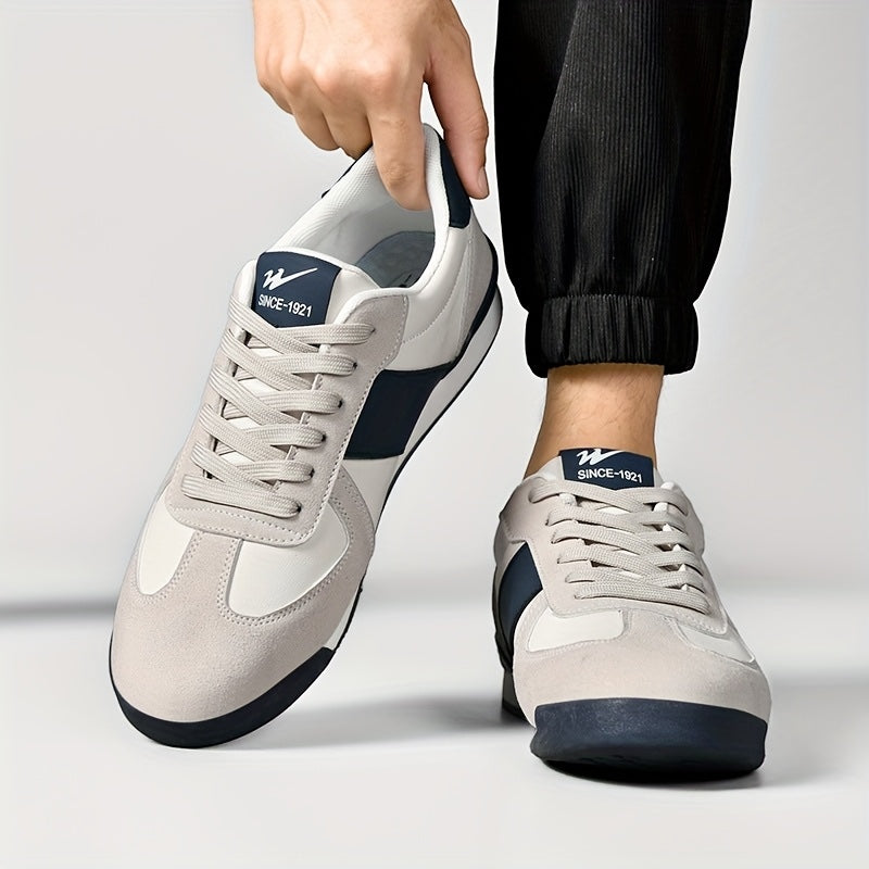 Zapatillas deportivas retro de piel auténtica Alma Cruz en gris y azul marino con suela acolchada.
