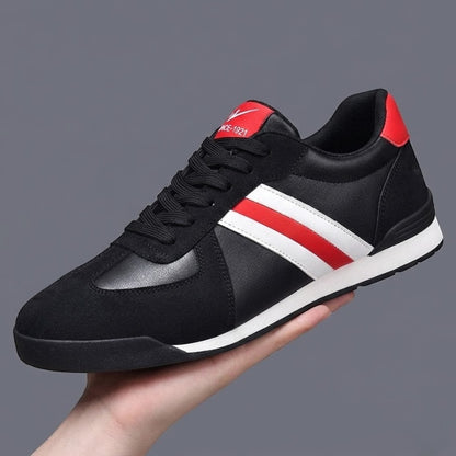 Zapatillas deportivas negras de piel para hombre de Alma Cruz con rayas rojas y blancas y suela acolchada.