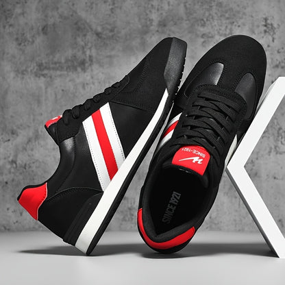 Zapatillas deportivas negras de piel Alma Cruz con rayas rojas y blancas y detalles rojos en el talón.