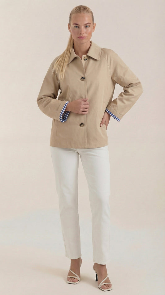 Chaqueta Lindsay con Cuello Camisero y Botonadura