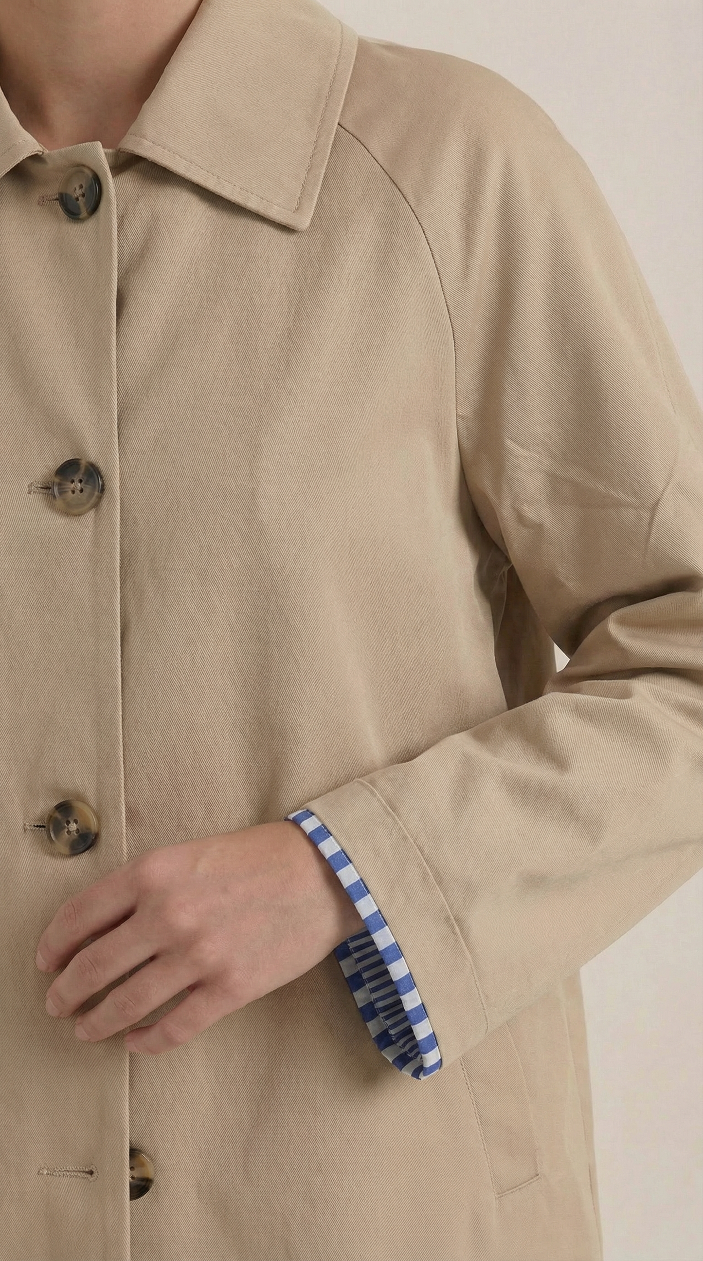 Chaqueta Lindsay con Cuello Camisero y Botonadura