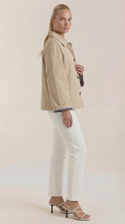 Chaqueta Lindsay con Cuello Camisero y Botonadura